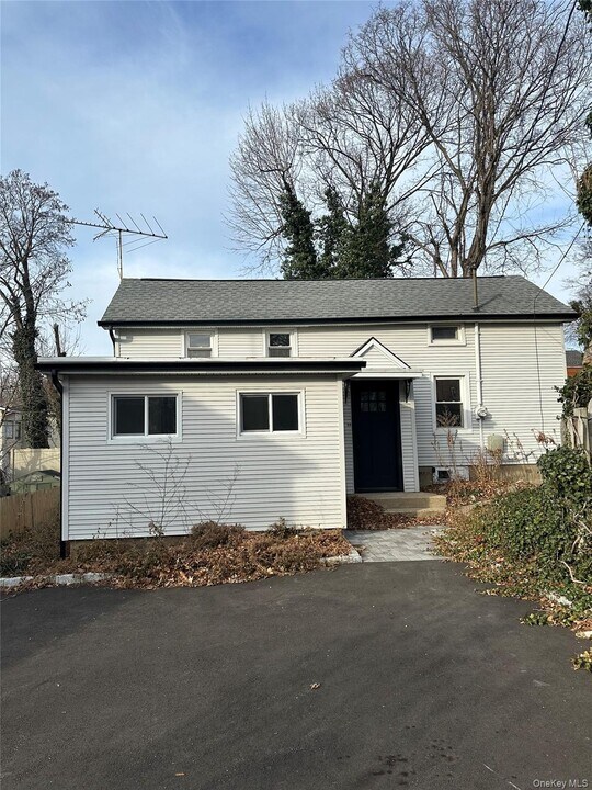 66 Valentine St in Glen Cove, NY - Building Photo