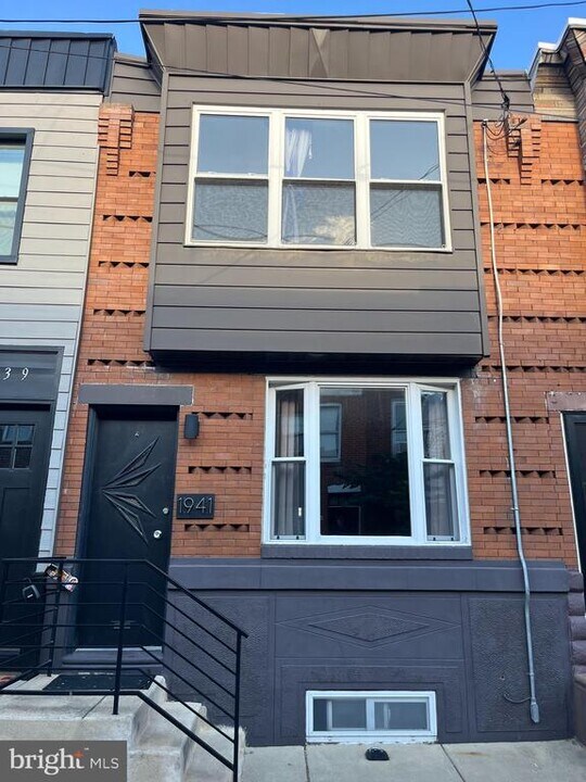 1941 S Iseminger St in Philadelphia, PA - Building Photo