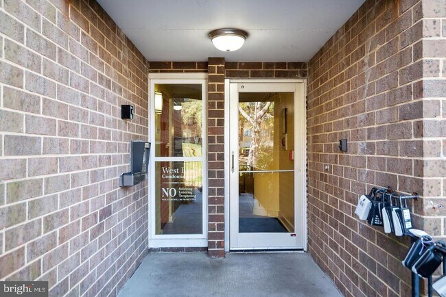 60 S Van Dorn St in Alexandria, VA - Foto de edificio - Building Photo