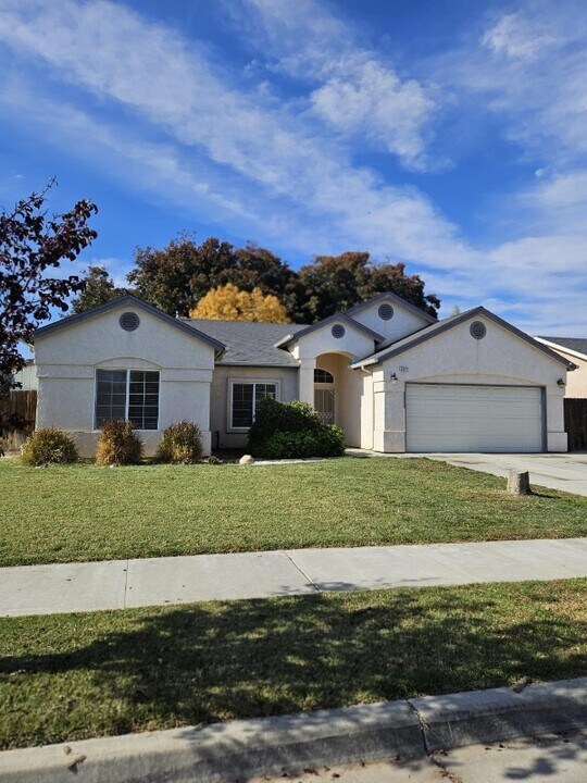 1075 Sorrel Ave in Lemoore, CA - Foto de edificio