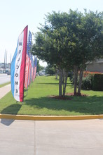 Paragon Apartments in Lawton, OK - Foto de edificio - Building Photo