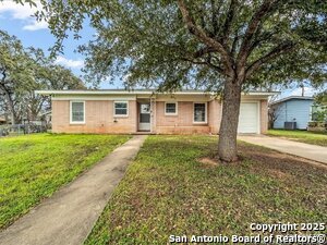 602 C St in Floresville, TX - Building Photo