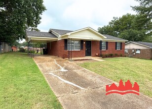 Welcome to this charming 3 bedroom, 1 bath in Memphis, TN - Building Photo - Building Photo