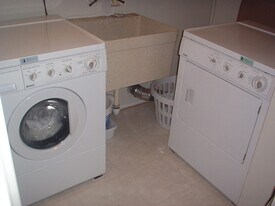 6600 Reservoir Ln in San Diego, CA - Building Photo