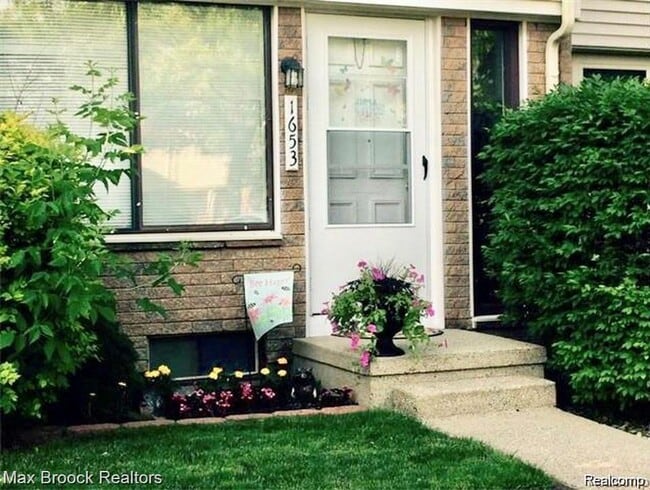 1653 Wimbledon Dr in Walled Lake, MI - Building Photo - Building Photo