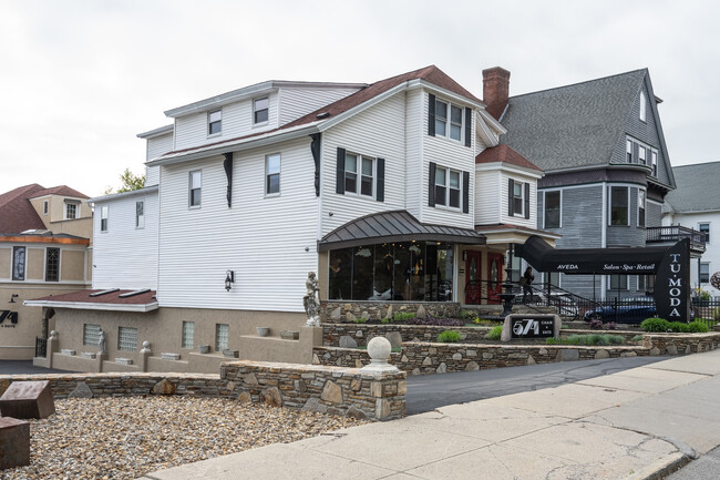 574 Pleasant St in Worcester, MA - Foto de edificio - Building Photo