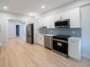 22 Winslow Rd, Unit 1 in Brookline, MA - Building Photo - Building Photo