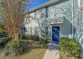 696 Timberwood Cir E in Tallahassee, FL - Building Photo