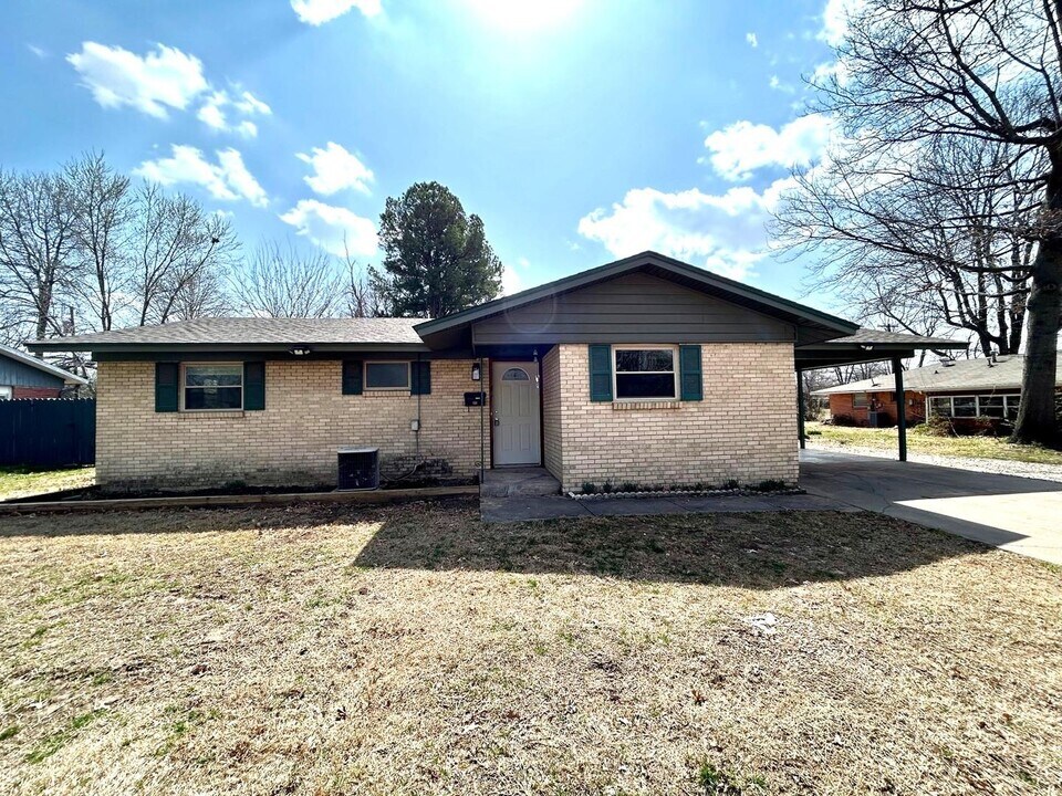 1411 Lawrence Ave in Springdale, AR - Building Photo