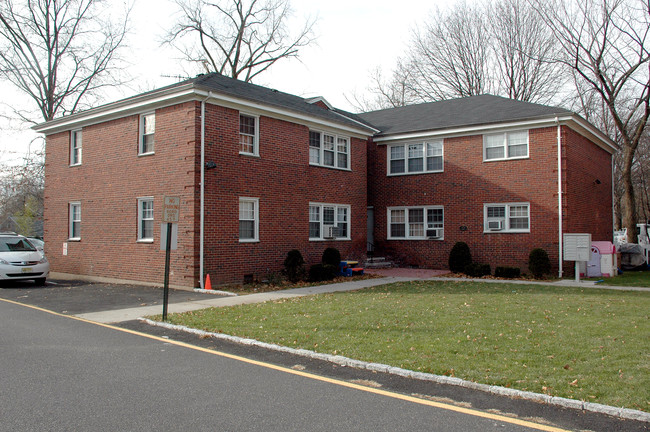 Green Acre Gardens in Teaneck, NJ - Building Photo - Building Photo