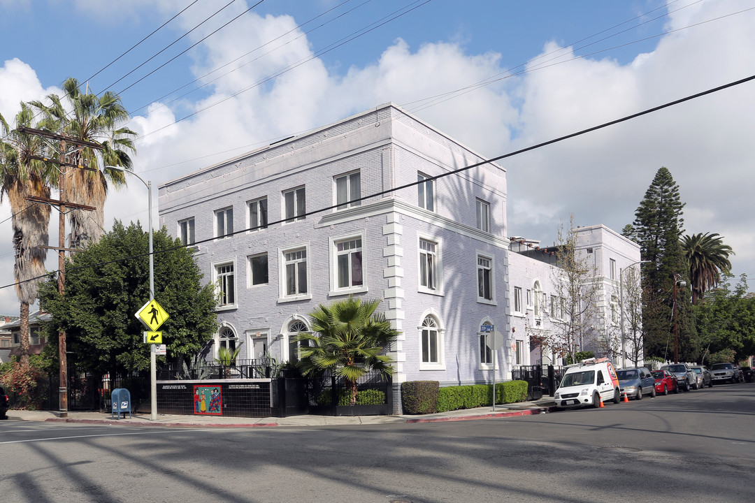 Senderos Apartments in Los Angeles, CA - Building Photo