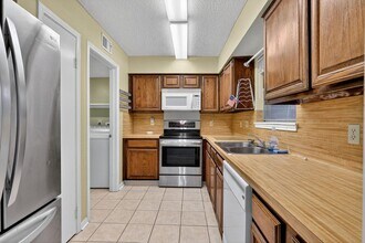 9204 Westwood Village Dr in Houston, TX - Building Photo - Building Photo