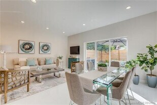 696 NE 43rd St in Oakland Park, FL - Building Photo