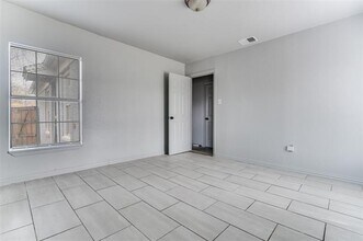 7911 Wanebe Dr in Dallas, TX - Building Photo - Building Photo