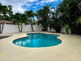 1585 Pennsylvania Ave NE in St. Petersburg, FL - Building Photo