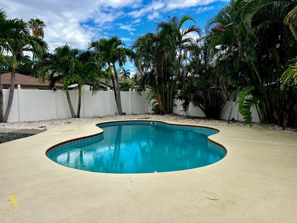 1585 Pennsylvania Ave NE in St. Petersburg, FL - Building Photo