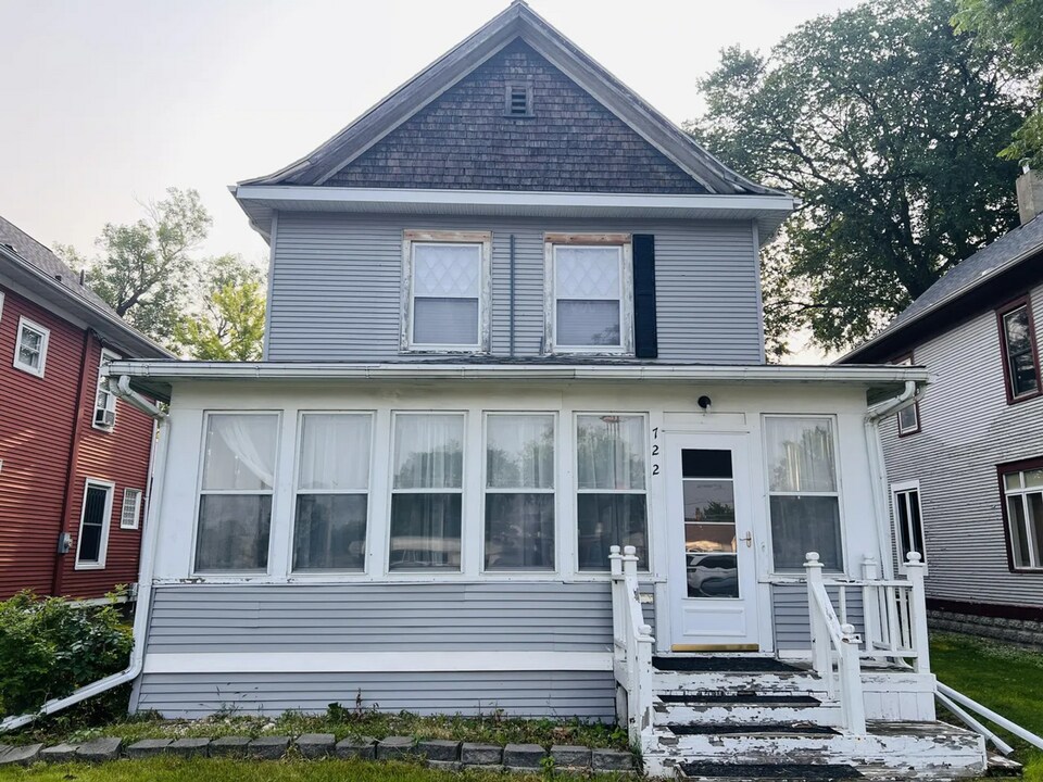 722 N Main St in Aberdeen, SD - Building Photo