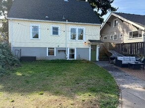 6021 NE Milton St, Unit Basement in Portland, OR - Building Photo - Building Photo