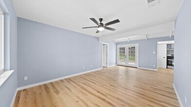 1112 Village Green Dr in Austin, TX - Building Photo - Building Photo