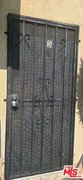 2630 S La Salle Ave in Los Angeles, CA - Building Photo