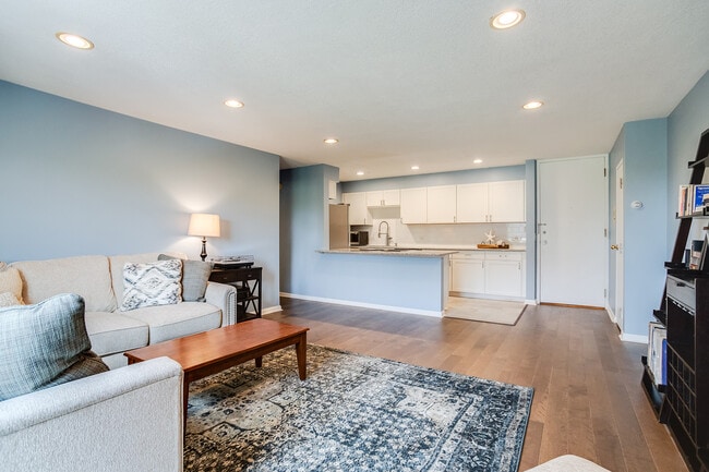 2928 Dean Pky, Unit 5B in Minneapolis, MN - Foto de edificio - Building Photo