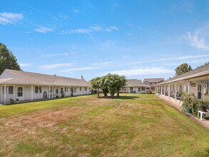 Highland Court Apartments in North Plains, OR - Building Photo - Building Photo