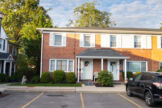East Meadow Townhouses in East Meadow, NY - Foto de edificio - Building Photo