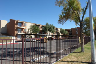 Adobe Villas Apartments in Las Vegas, NV - Building Photo - Building Photo