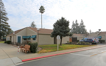 Hillcrest Gardens in Livermore, CA - Building Photo - Building Photo