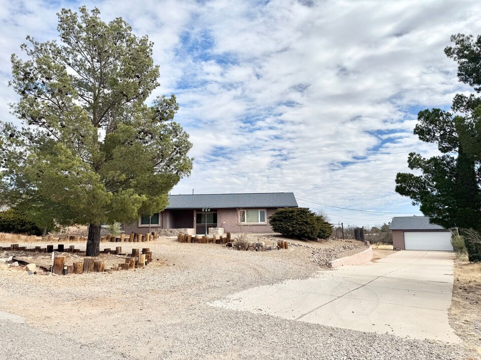 1327 S Yucca Dr in Sierra Vista, AZ - Building Photo