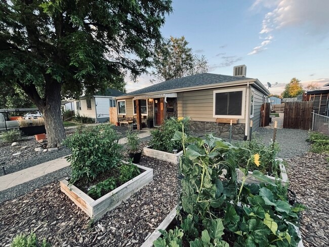 2048 Hanover St in Aurora, CO - Foto de edificio - Building Photo