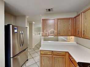 10711 N Shaenridge in San Antonio, TX - Foto de edificio - Building Photo
