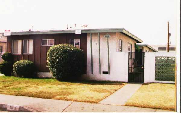 713 N Rose Ave in Compton, CA - Foto de edificio