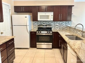 87 Winchester Way in Franklin Township, NJ - Foto de edificio - Building Photo