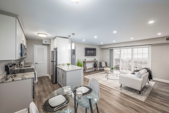 Renaissance Hills in Hauppauge, NY - Foto de edificio - Interior Photo