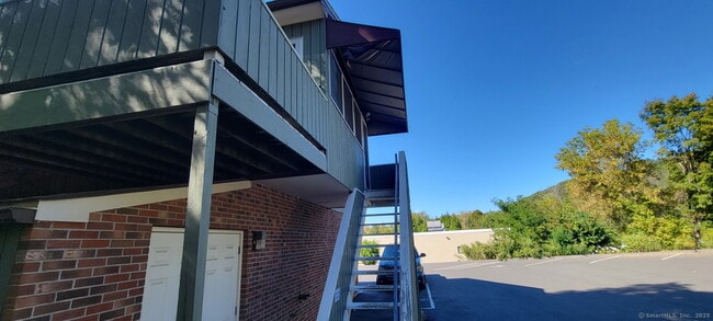 109 Wooster St in Bethel, CT - Foto de edificio - Building Photo
