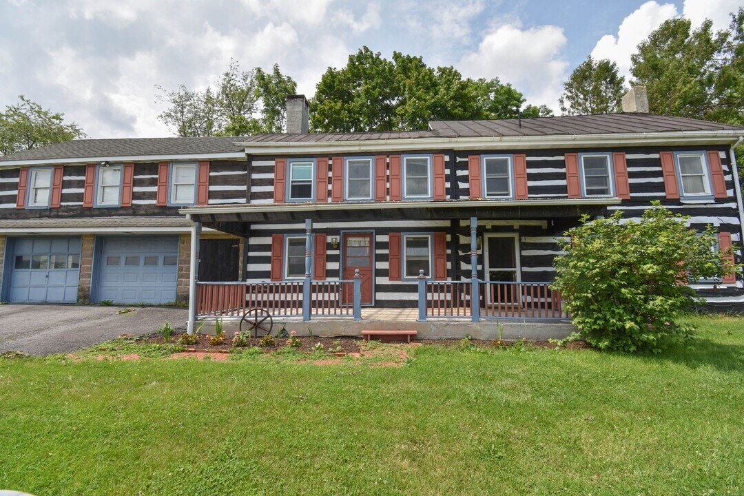 5015 Jacksonville Rd in Howard, PA - Building Photo