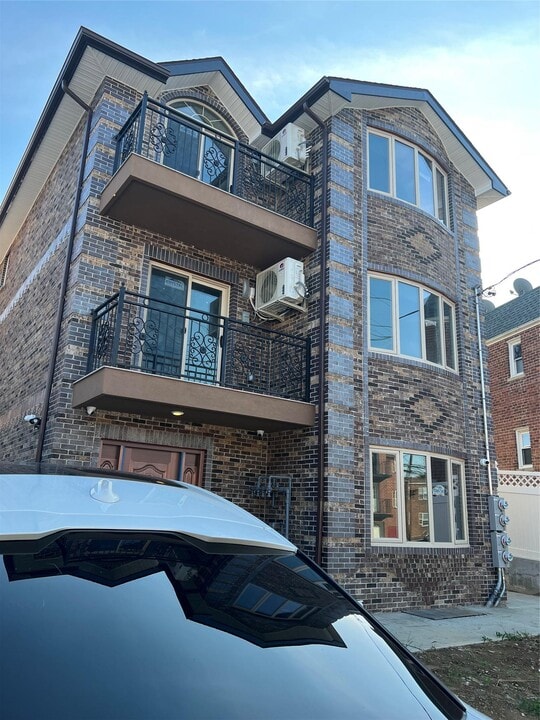 134-22 Booth Memorial Ave in Queens, NY - Building Photo