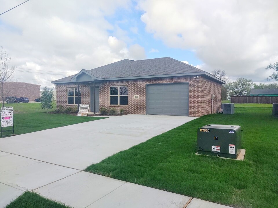 105 Kirkland St in Sanger, TX - Building Photo