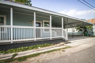 121 Douglas Way St in San Antonio, TX - Building Photo - Building Photo