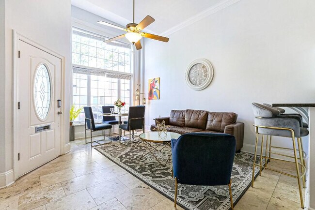 1208 Carondelet St in New Orleans, LA - Foto de edificio - Building Photo