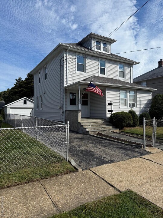 11 North St in Glen Cove, NY - Building Photo