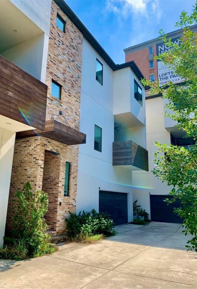 property at 2322 Camden Dr