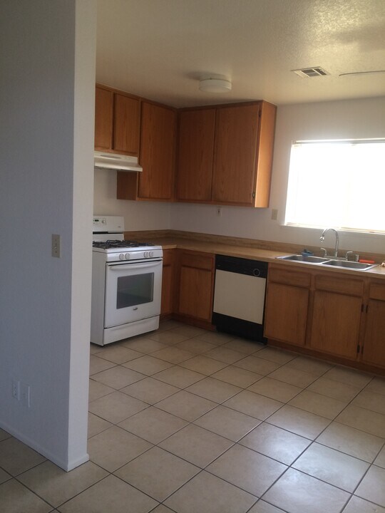 1022 E Ave Q-3 Ave, Unit A in Palmdale, CA - Foto de edificio