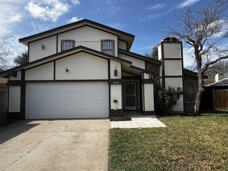 608 Sunridge Loop in Laredo, TX - Building Photo