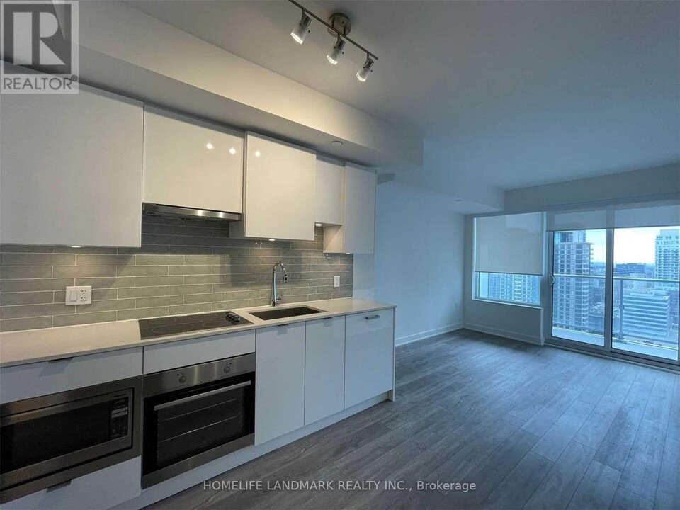 195-2195 Redpath Ave in Toronto, ON - Building Photo