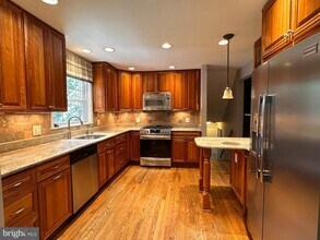 1954 Foxhall Rd in McLean, VA - Foto de edificio - Building Photo