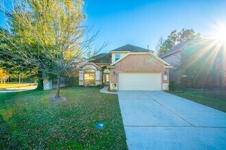 138 Magnolia Grove Ln in Conroe, TX - Foto de edificio - Building Photo