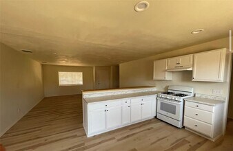 1055 Hillside Dr in Kingman, AZ - Building Photo - Building Photo
