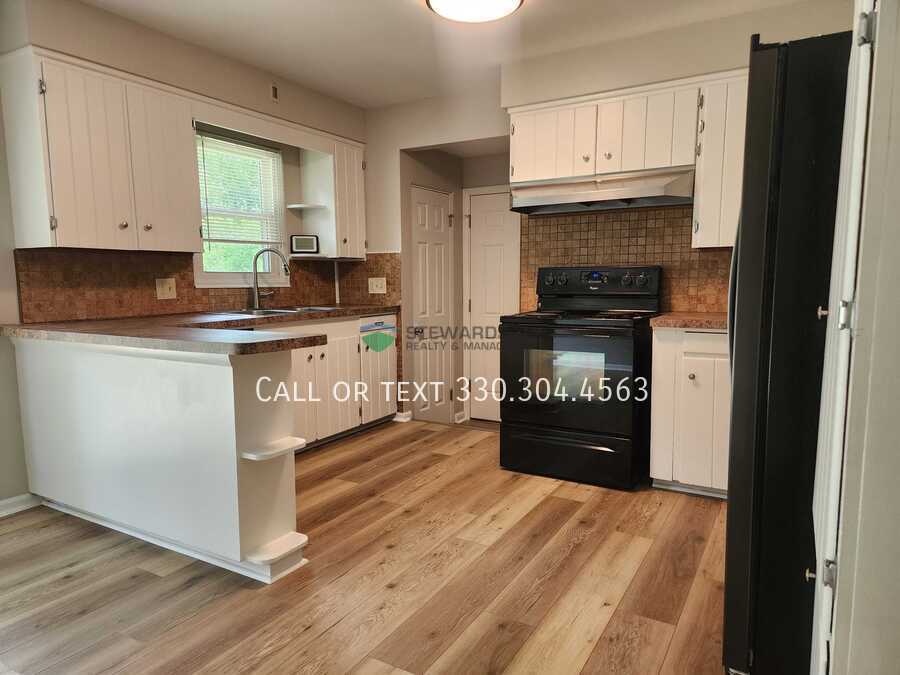8250 E Wadora Cir NW in North Canton, OH - Building Photo